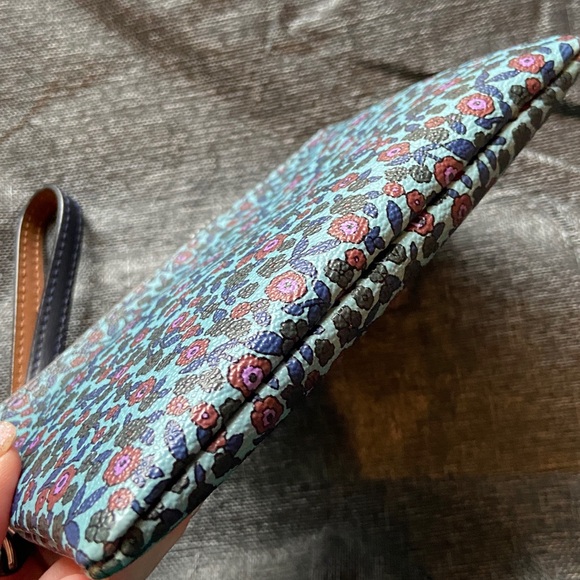 Coach Ranch Floral Print Wristlet NWOT - Picture 4 of 5